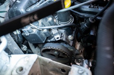 Otomobil motorunun zamanlayıcı kayışı değiştirme için söküldü