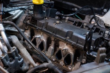 Tamir sırasında bir atölyenin iç kısmında parçalanmış araba motoru detayı