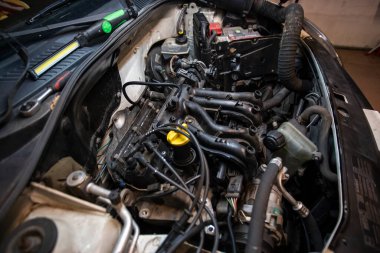 Bir atölyenin iç tarafındaki motor tamiri için hazır.