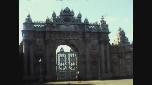 トルコ1979年イスタンブールのドルマバフ宮殿門2 — ストック動画