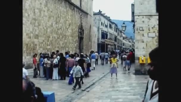 Kroatien 1975, Dubrovnik Stadt mit touristischem Besuch 3 — Stockvideo