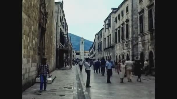 Kroatien 1975, Dubrovnik Stadt mit touristischem Besuch 5 — Stockvideo