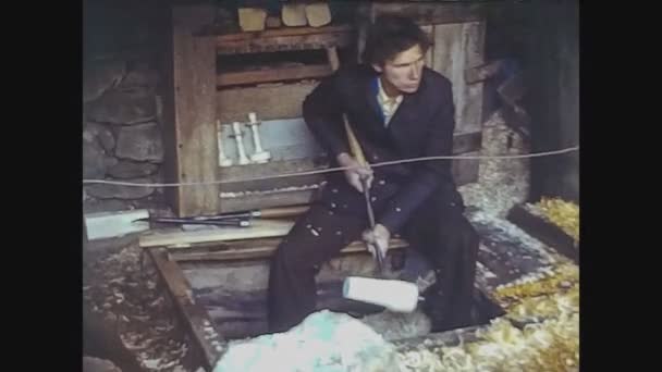 Bulgaria 1975, artesano búlgaro en el trabajo en los años 70 — Vídeo de stock