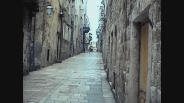 Kroatien 1975, Dubrovnik Stadt mit touristischem Besuch 13 — Stockvideo