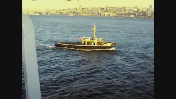 Türkiye 1979, İstanbul 5 limanında gemi — Stok video