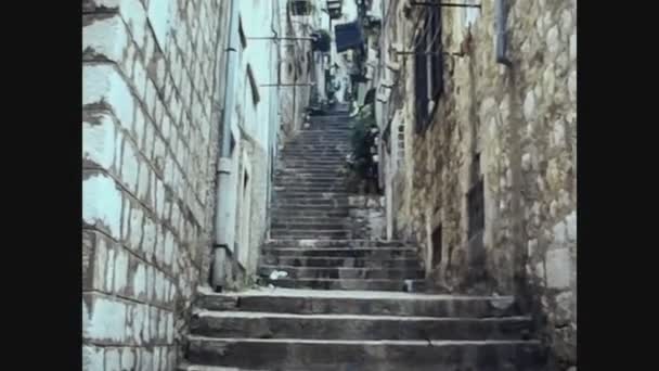 Kroatien 1975, Dubrovnik Stadt mit touristischem Besuch 19 — Stockvideo