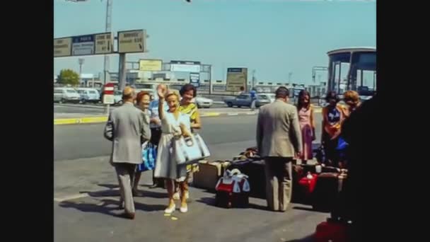 França 1976, Pessoas fora do aeroporto de Paris 2 — Vídeo de Stock