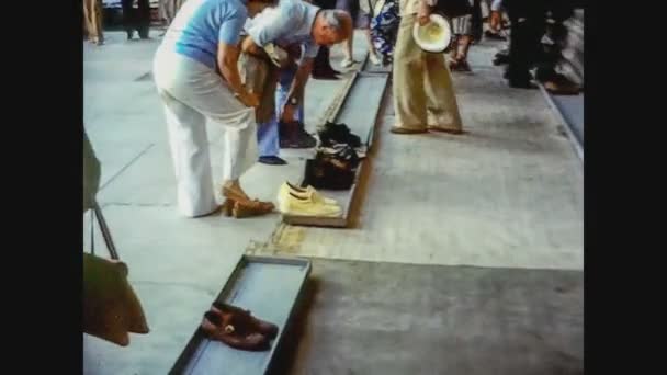 Turkije 1979, Mensen doen hun schoenen uit om de moskee binnen te gaan — Stockvideo