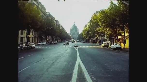 France 1976, Paris street view 30 — Stock Video