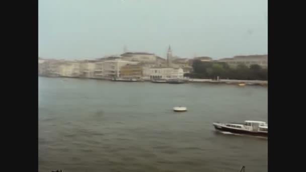 Italië 1973, Venetië uitzicht vanaf zee 3 — Stockvideo