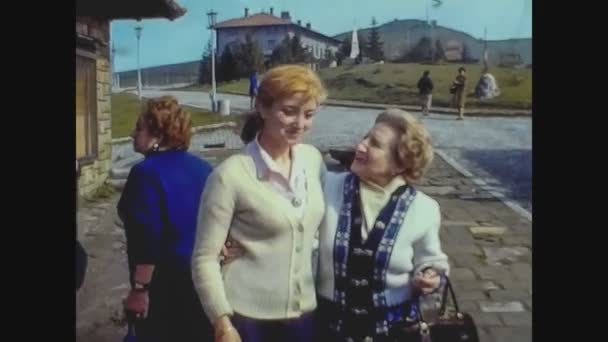 Болгарія 1976. Болгарські люди гуляють по вулиці в 70-х — стокове відео