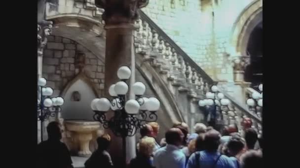 Croatia 1975, kota Dubrovnik dengan wisatawan mengunjungi 9 — Stok Video