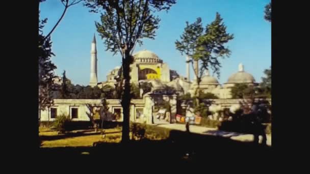 Türkiye 1979, İstanbul 5 'teki cami — Stok video