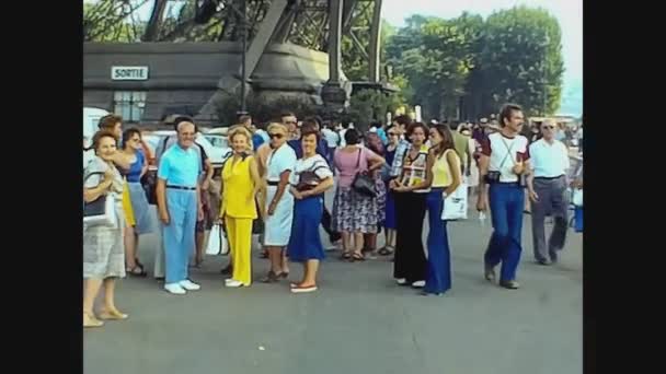 France 1976, Paris street view 47 — Stock Video
