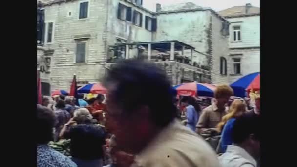 Kroatien 1975, Dubrovnik Stadt mit touristischem Besuch 7 — Stockvideo