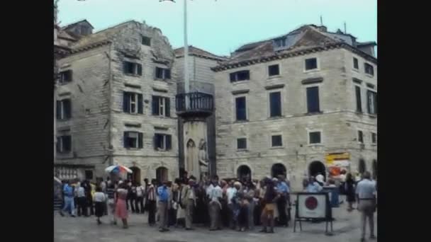 Kroatien 1975, Dubrovnik Stadt mit touristischem Besuch 11 — Stockvideo