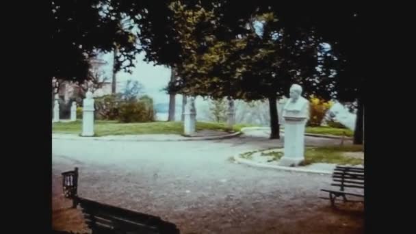 Italien 1975, Büsten der römischen Statuen im Park — Stockvideo