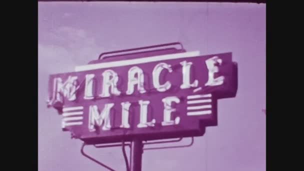 Los Ángeles, Estados Unidos 1979, señal de milla milagrosa en los 70 — Vídeo de stock