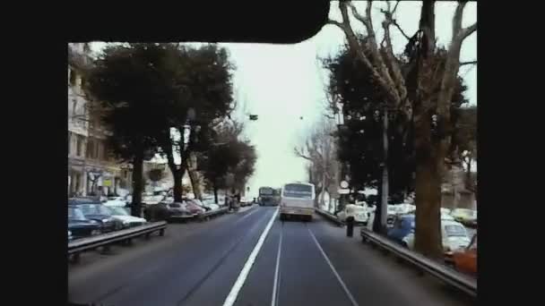 Itália 1975, Travel bus Roma rua — Vídeo de Stock