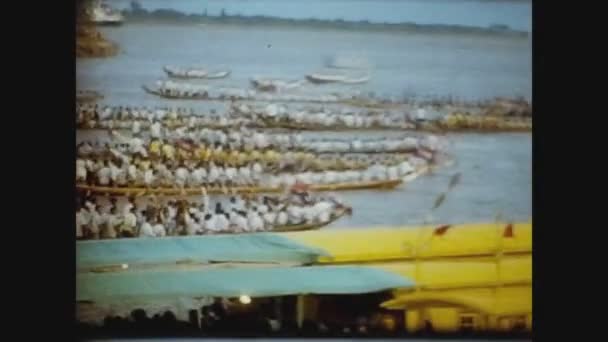 Camboya 1970, barco camboyano — Vídeo de stock