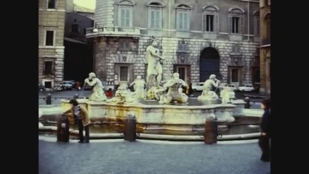 Italien 1975, Alter Brunnen in Rom 2 — Stockvideo