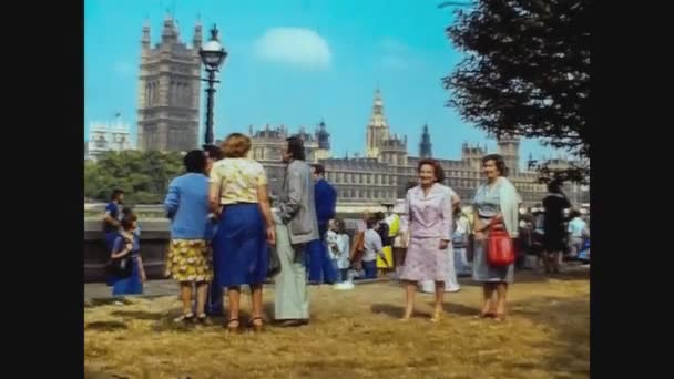 Storbritannien 1974, Westminster palats med turister 3 — Stockvideo