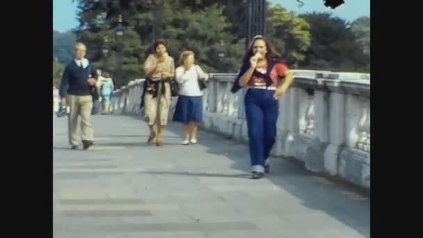 Vereinigtes Königreich 1979, London street view mit Menschen 6 — Stockvideo