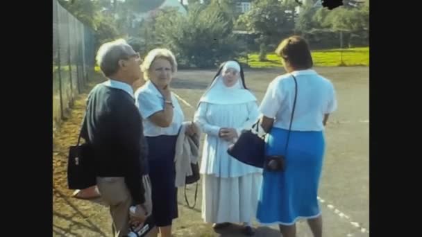 Reino Unido 1979, Nun with people 2 — Vídeos de Stock