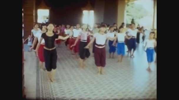 Камбоджа 1970, камбоджийские танцоры показывают 12 — стоковое видео