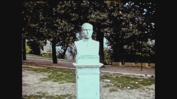 Italien 1975, Rom Park Statuen Büsten 2 — Stockvideo