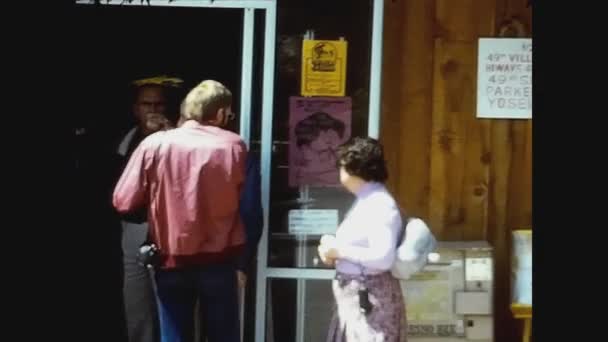 Лос-Анджелес, США 1979, Люди виходять з бару в 70-х — стокове відео