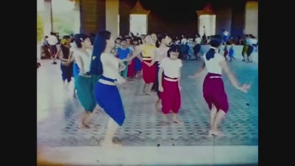 Камбоджа 1970, камбоджійські танцюристи показують — стокове відео