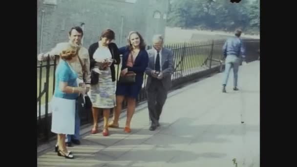 Ηνωμένο Βασίλειο 1979, London street view with people — Αρχείο Βίντεο