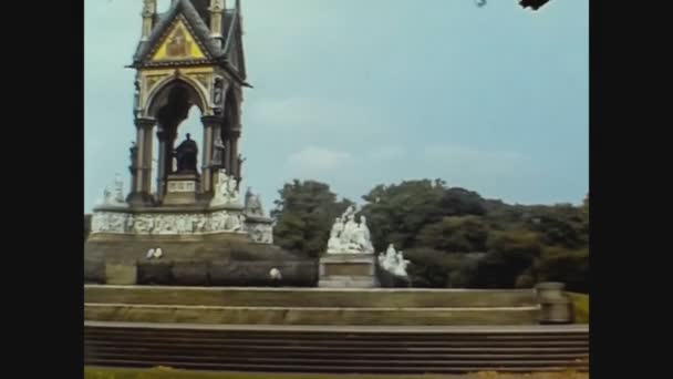 Великобритания 1974 год, Кенсингтонские сады — стоковое видео