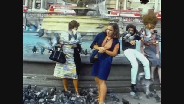 Regno Unito 1979, Londra persone piccioni 3 — Video Stock