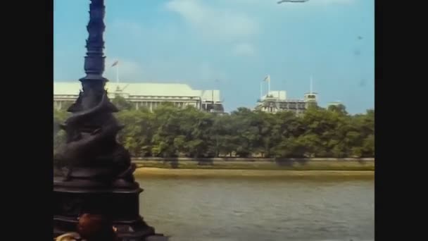 Velká Británie 1974, Westminster Palace with tourists 2 — Stock video