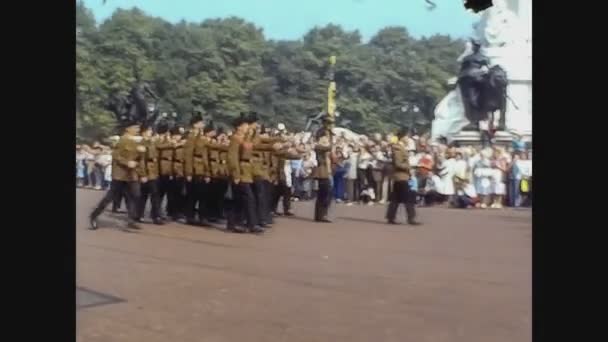 Велика Британія 1979 - військовий парад у Лондоні 2 — стокове відео