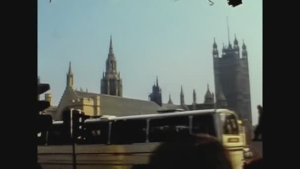 Reino Unido 1979, London street view with people in 70 's — Vídeos de Stock