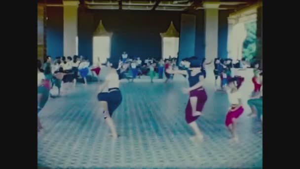 Камбоджа 1970, камбоджийские танцоры показывают 7 — стоковое видео
