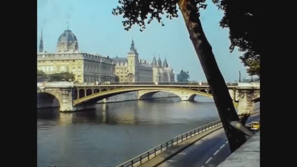 France 1976, Paris street view 36 — Stock Video