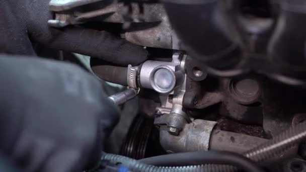 Detalhe da reparação do motor 8 — Vídeo de Stock