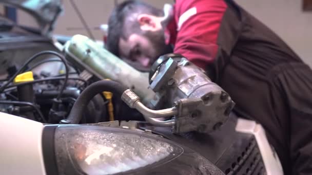 Mekaniker i arbete med motorn — Stockvideo