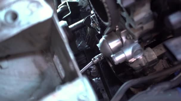拧紧引擎的螺丝 — 图库视频影像