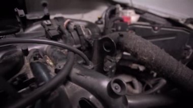 Araba motoru detayı 5