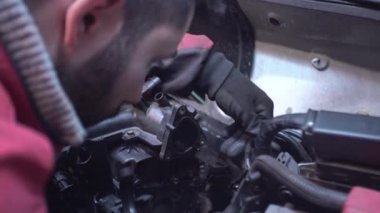 Motor 3 'te tamirci çalışıyor.