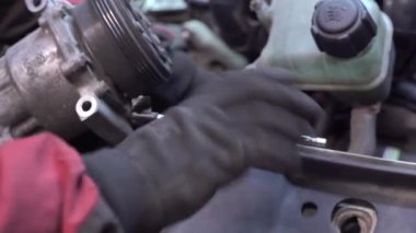 Tamirci 2 numaralı motoru tamir ediyor.