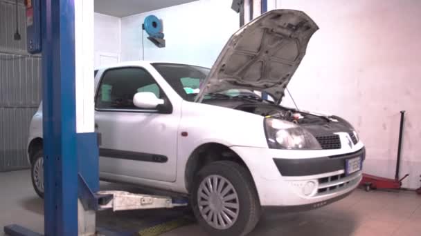 Auto auf der Hebebühne in der Werkstatt — Stockvideo