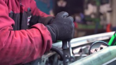 Tamirci 3 numaralı motoru tamir ediyor.