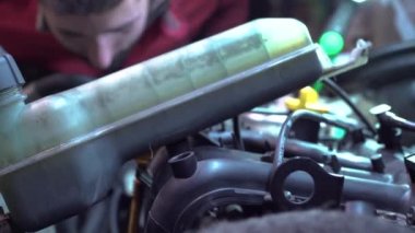 Motor 3 'te tamirci çalışıyor.