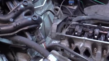 Parçalanmış araba motoru detayı